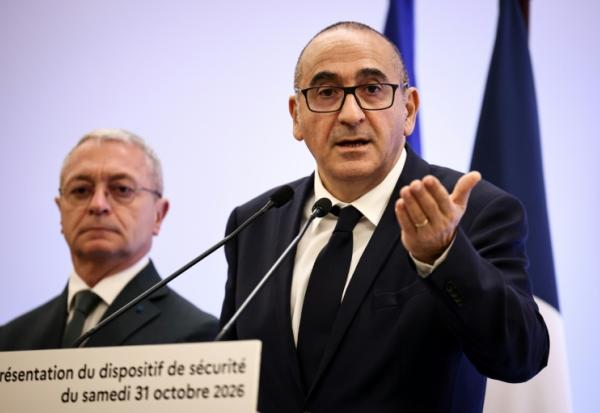 Le ministre de l'Intérieur Laurent Nuñez et le préfet de police de Paris, Patrice Faure (g), lors d'une conférence de presse, le 29 octobre 2026 à Paris