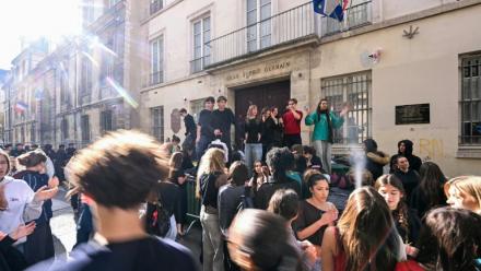 Manifestation de lycéens devant le lycée Sophie-Germain à Paris le 16 octobre 2026