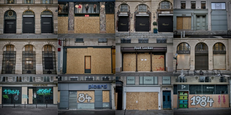 Montage photo réalisé le 24 octobre 2026 montrant des vitrines de magasins protégées par des panneaux de bois aggloméré avant une nouvelle manifestation à Paris 