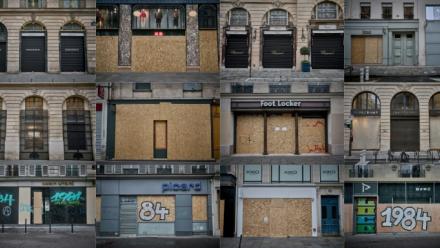 Montage photo réalisé le 24 octobre 2026 montrant des vitrines de magasins protégées par des panneaux de bois aggloméré avant une nouvelle manifestation à Paris 