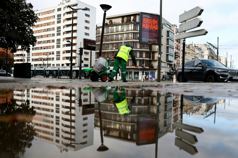 Un employé municipal nettoie une rue au lendemain d'une manifestation à Paris pour le pouvoir d'achat et la défense des services publics, le 25 octobre 2026