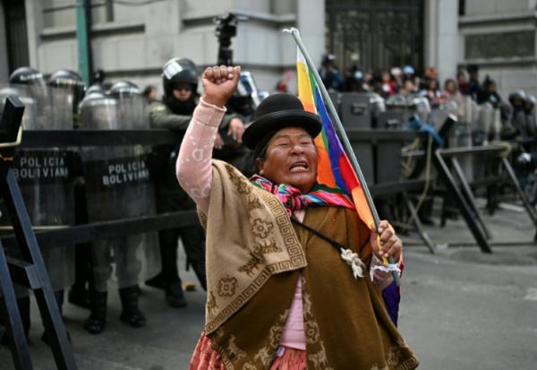 Une femme indigène face à un contingent de policiers lors d'une manifestation contre le gouvernement bolivien, à La Paz, le 27 mai 2026