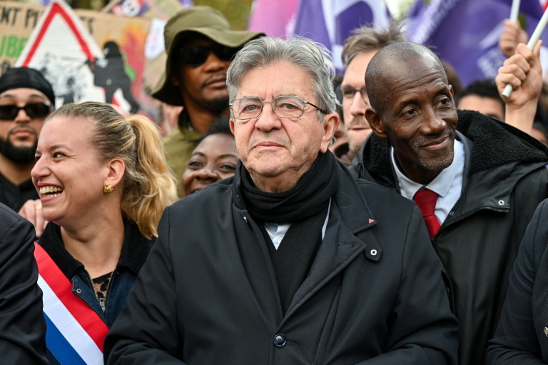 (g-d) Mathilde Panot, présidente du groupe parlementaire La France Insoumise - Nouveau Front Populaire, Jean-Luc Mélenchon, candidat de LFI à la présidentielle et Bally Bagayoko, maire LFI de Saint-Denis, participent à une manifestation contre la vie chère, le 17 octobre 2026 à Paris