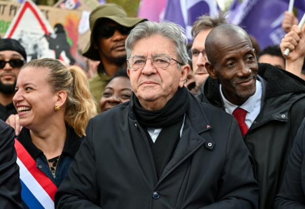 (g-d) Mathilde Panot, présidente du groupe parlementaire La France Insoumise - Nouveau Front Populaire, Jean-Luc Mélenchon, candidat de LFI à la présidentielle et Bally Bagayoko, maire LFI de Saint-Denis, participent à une manifestation contre la vie chère, le 17 octobre 2026 à Paris