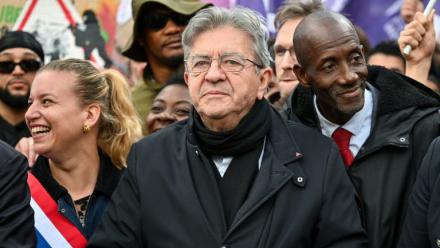 (g-d) Mathilde Panot, présidente du groupe parlementaire La France Insoumise - Nouveau Front Populaire, Jean-Luc Mélenchon, candidat de LFI à la présidentielle et Bally Bagayoko, maire LFI de Saint-Denis, participent à une manifestation contre la vie chère, le 17 octobre 2026 à Paris