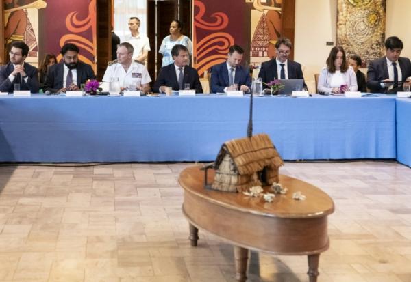 Le ministre des Outre-Mer, Manuel Valls (c), à Nouméa, le 20 août 2025
