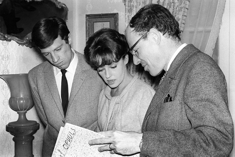 Jean-Paul Belmondo, à gauche, Jeanne Moreau, au centre et Marcel Ophüls, à droite, en février 1963, à Boulogne-Billancourt, dans les Hauts-de-Seine