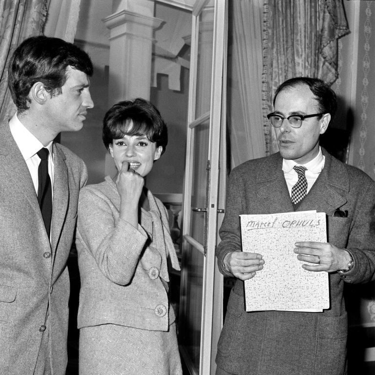 Le réalisateur Marcel Ophüls (à droite) avec Jean-Paul Belmondo et Jeanne Moreau pendant un cocktail à Paris en 1963
