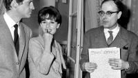 Le réalisateur Marcel Ophüls (à droite) avec Jean-Paul Belmondo et Jeanne Moreau pendant un cocktail à Paris en 1963