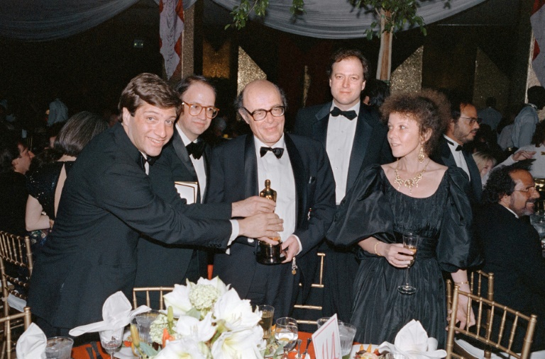Marcel Ophüls, au centre, avec son Oscar reçu pour le meilleur film documentaire, le 29 mars 1988 à Hollywood aux Etats-Unis, pour 