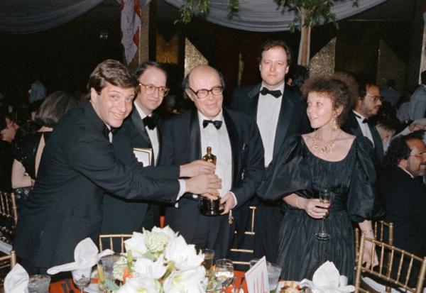 Marcel Ophüls, au centre, avec son Oscar reçu pour le meilleur film documentaire, le 29 mars 1988 à Hollywood aux Etats-Unis, pour "Hotel Terminus - Klaus Barbie, sa vie et son temps", entouré de Peter Kovler, Jon Friedman, Hamilton Fish et Catherine Zins