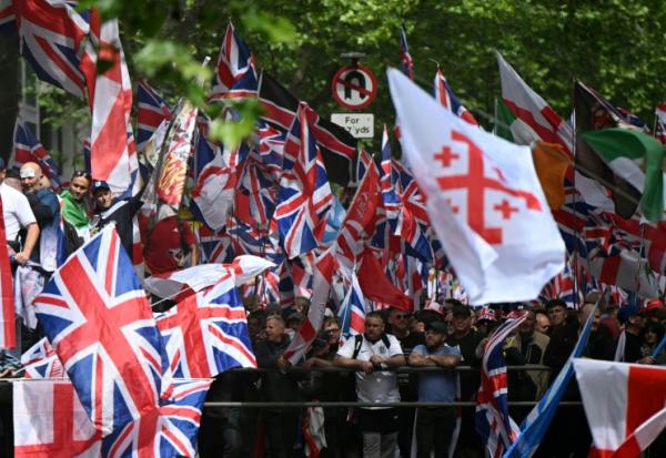 Des partisans de Tommy Robinson, militant d'extrême droite britannique, rassemblés pour une marche organisée par Unite The Kingdom, le 16 mai 2026 à Londres
