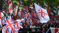 Des partisans de Tommy Robinson, militant d'extrême droite britannique, rassemblés pour une marche organisée par Unite The Kingdom, le 16 mai 2026 à Londres