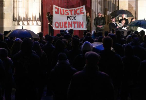 Une cérémonie d’hommage lors d’un rassemblement en soutien au militant d’extrême droite Quentin Deranque, à Nantes, le 18 février 2026
