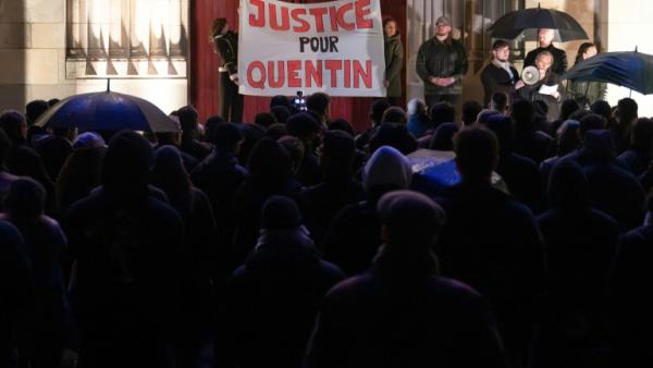 Une cérémonie d’hommage lors d’un rassemblement en soutien au militant d’extrême droite Quentin Deranque, à Nantes, le 18 février 2026