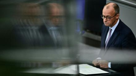 Le chancelier allemand Friedrich Merz, ici à Berlin le 16 octobre 2025, a appelé jeudi à la création d'une place financière européenne pour concurrencer ses rivales américaines et asiatiques.