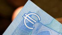 La France restait lundi sous haute surveillance des marchés, au sein d'une zone euro fragilisée par le recul de la monnaie unique vis-à-vis du dollar