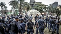 Des membres du South African Police Service (SAPS) se rassemblent à l’approche des manifestations prévues par le mouvement March and March contre la présence de migrants sans papiers en Afrique du Sud, à Durban, le 30 juin 2026