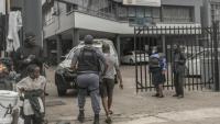Un policier sud-africain interpelle un ressortissant étranger soupçonné d’être en situation irrégulière lors d’une opération de contrôle et de fouille dans le centre de Durban, le 29 juin 2026