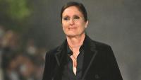 Maria Grazia Chiuri (c), directrice artistique de Dior, salue le public à la fin du défilé de la collection Dior Femme Croisière 26 à la Villa Albani Torlonia, à Rome, le 27 mai 2025