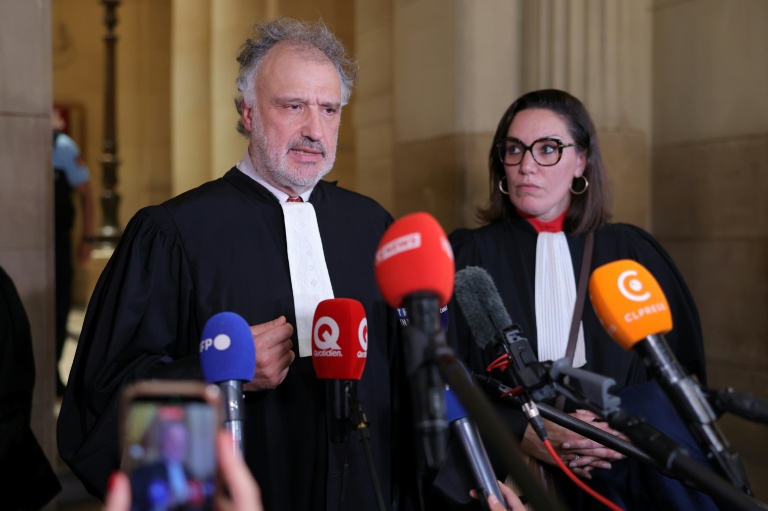 Rodolphe Bosselut (g) et Sandra Chirac Kollarik, les avocats de Marine Le Pen; s'expriment devant la presse après le verdict du procès en appel  pour détournement de fonds publics européens dans l'affaire des emplois fictifs présumés au Parlement européen, à la cour d'appel de Paris, le 7 juillet 2026