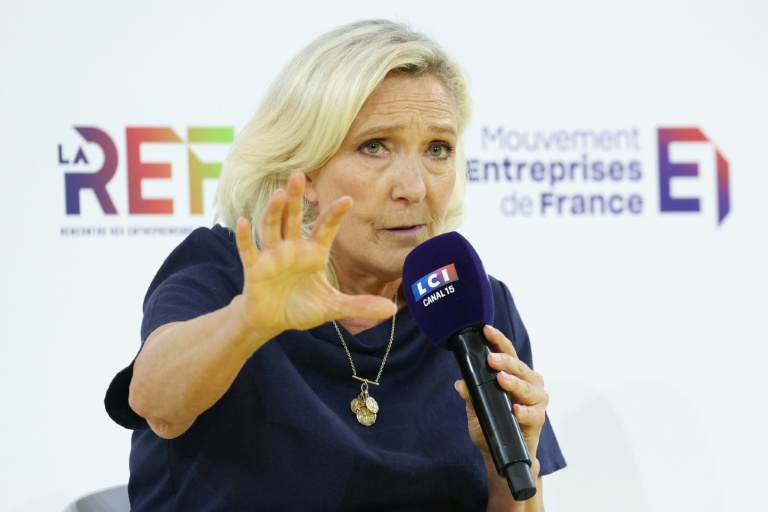 Marine Le Pen devant les entrepreneurs du Medef lors du premier débat des candidats à la présidentielle à Roland-Garros à Paris le 27 août 2026