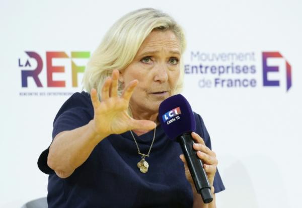 Marine Le Pen devant les entrepreneurs du Medef lors du premier débat des candidats à la présidentielle à Roland-Garros à Paris le 27 août 2026