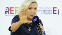 Marine Le Pen devant les entrepreneurs du Medef lors du premier débat des candidats à la présidentielle à Roland-Garros à Paris le 27 août 2026