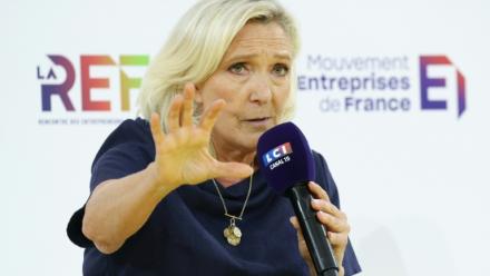 Marine Le Pen devant les entrepreneurs du Medef lors du premier débat des candidats à la présidentielle à Roland-Garros à Paris le 27 août 2026