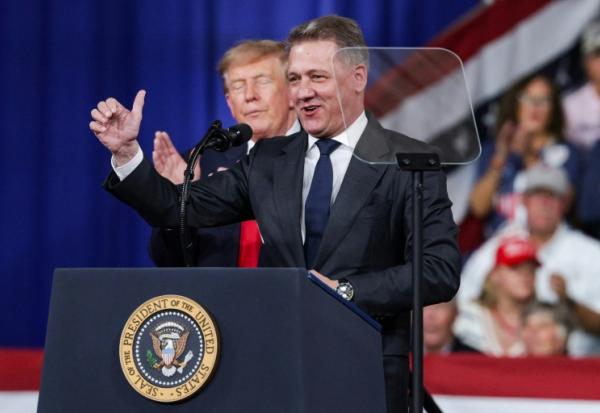 Gernot Döllner, patron d'Audi, aux côtés de Donald Trump lors d'un meeting électoral en Géorgie, le 24 octobre 2026
