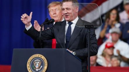 Gernot Döllner, patron d'Audi, aux côtés de Donald Trump lors d'un meeting électoral en Géorgie, le 24 octobre 2026