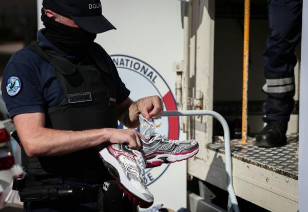 Les douanes procèdent à la destruction de produits contrefaits, dans le prolongement de l’opération menée au marché du Soleil en  février, qui avait conduit à la saisie de marchandises contrefaisantes, ainsi qu’à la fermeture administrative du lieu , Marseille, le 18 juin 2026