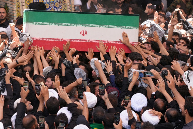 Des fidèles portent le cercuil de l'ex-guide suprême Ali Khamenei, lors d'une procession dans la ville sainte chiite de Najaf en Irak, le 8 juillet 2026 