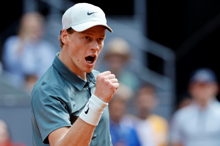 L'Italien Jannik Sinner brandit le poing lors de sa demi-finale contre le Français Arthur Fils, le 1er mai 2026 au Masters 1000 de Madrid