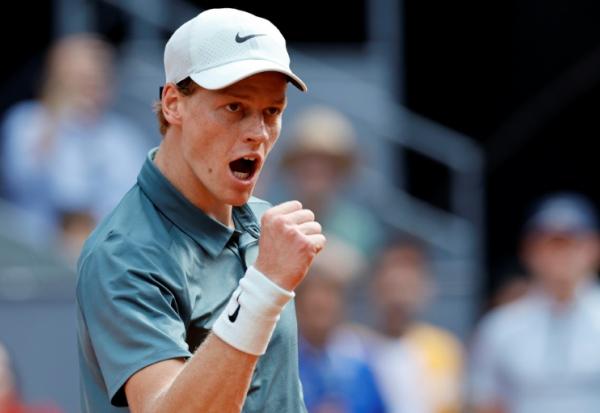 L'Italien Jannik Sinner brandit le poing lors de sa demi-finale contre le Français Arthur Fils, le 1er mai 2026 au Masters 1000 de Madrid