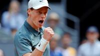 L'Italien Jannik Sinner brandit le poing lors de sa demi-finale contre le Français Arthur Fils, le 1er mai 2026 au Masters 1000 de Madrid