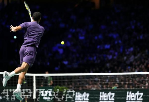 Le Canadien Félix Auger-Aliassime retourne le service du Kazakhstanais Alexander Bublik lors de la demi-finale du Masters 1000 de Paris, le 1er novembre 2025