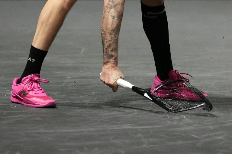 Le Kazakhstanais Alexander Bublik fracasse sa raquette lors de la demi-finale du Masters 1000 de Paris contre le Canadien Félix Auger-Aliassime, le 1er novembre 2025