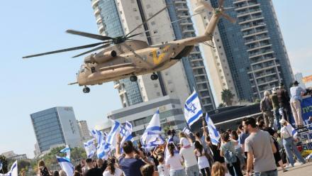 Un hélicoptère militaire israélien se prépare à atterrir alors qu'il transporte un otage israélien libéré à l'hôpital Beilinson du centre médical Rabin à Petah Tikva, dans le centre d'Israël, le 13 octobre 2025