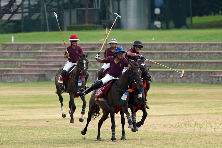 Des élèves de Mayo College, à Ajmer, en Inde, jouent au polo le 14 août 2025
