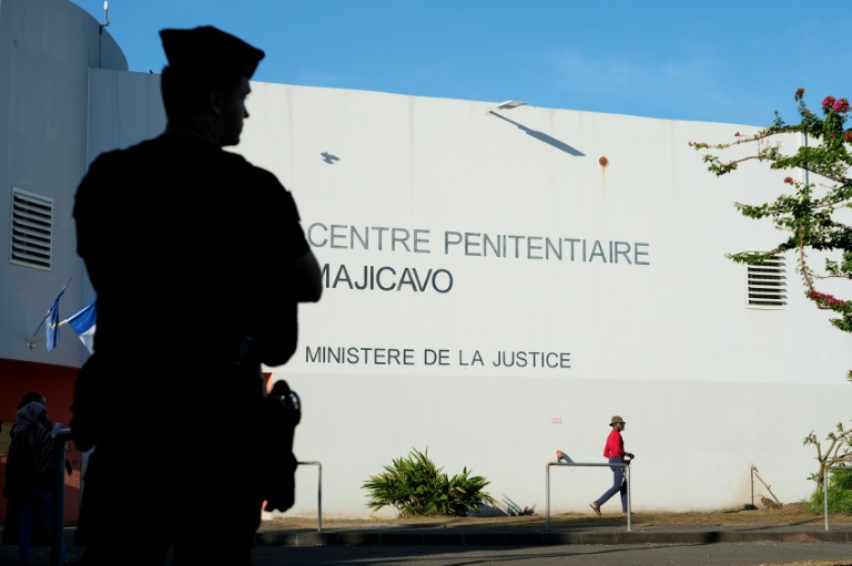 Un policier devant le centre pénitentiaire de Majicavo, sur la commune de Koungou, à Mayotte, le 23 février 2026