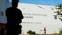 Un policier devant le centre pénitentiaire de Majicavo, sur la commune de Koungou, à Mayotte, le 23 février 2026