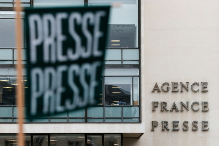 Une banderole presse devant le siège de l'Agence France Presse (AFP) à Paris, le 9 décembre 2024