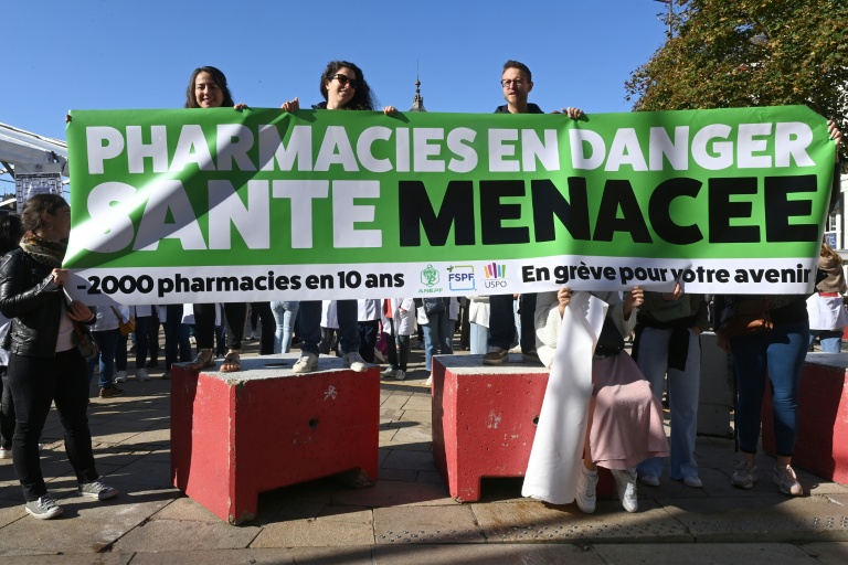 Des pharmaciens lors d'une manifestation au Mans, dans le cadre de la mobilisation nationale contre les orientations budgétaires, le 18 septembre 2025