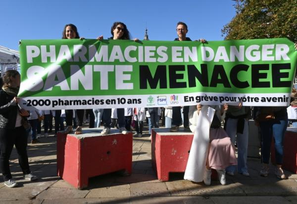 Des pharmaciens lors d'une manifestation au Mans, dans le cadre de la mobilisation nationale contre les orientations budgétaires, le 18 septembre 2025