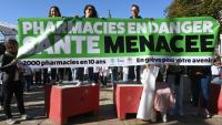 Des pharmaciens lors d'une manifestation au Mans, dans le cadre de la mobilisation nationale contre les orientations budgétaires, le 18 septembre 2025
