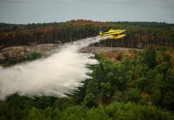 Un Air Tractor effectue un largage d'eau au Porge, le 31 juillet 2026