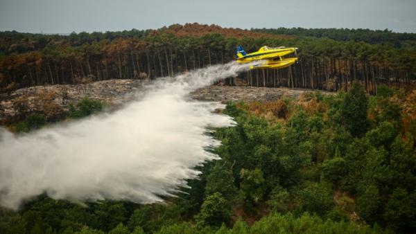 Un Air Tractor effectue un largage d'eau au Porge, le 31 juillet 2026