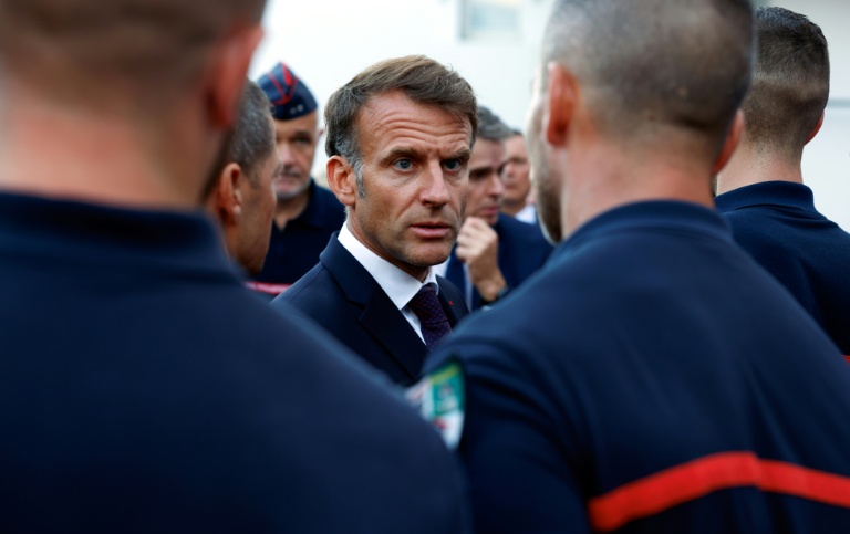 Emmanuel Macron salue les pompiers mobilisés pour lutter contre les incendies, à l'issue d'une visite au centre opérationnel départemental d'incendie et de secours (Codis) de Bordeaux, en Gironde, le 27 juillet 2026