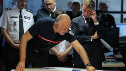 Le directeur du Sdis de Gironde, Marc Vermeulen (C), fait un brief sur l'incendie en présence d'Emmanuel Macron le 27 juillet 2026 à Bordeaux